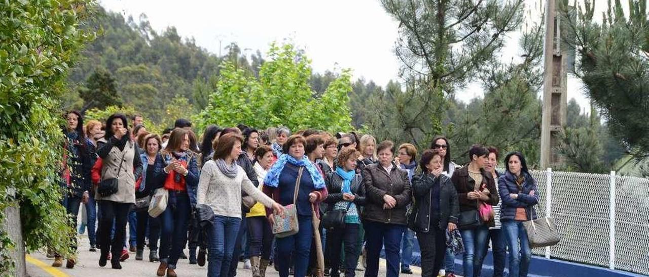 La plantilla, acudiendo a una reunión en las instalaciones de Domaio poco después del incendio. // G.N.