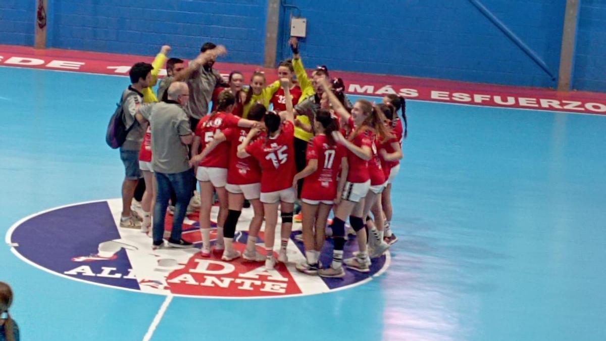 El Real Murcia - CB San Lorenzo celebra la victoria ante el Fuengirola en el primer partido de la serie