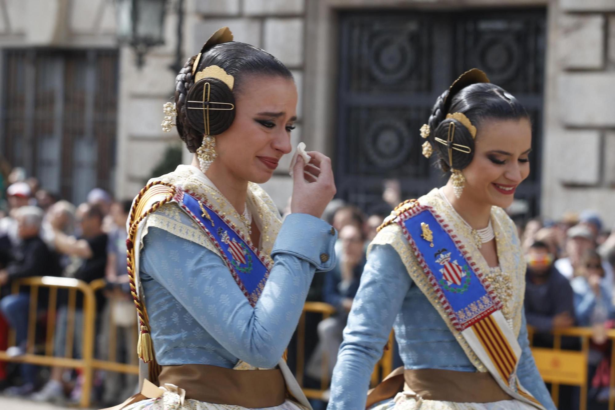 Las Falleras Mayores y la corte despiden la última mascletà entre lágrimas