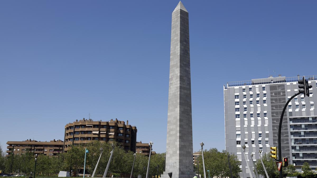 Obelisco en la plaza Europa inaugurado en 1990.