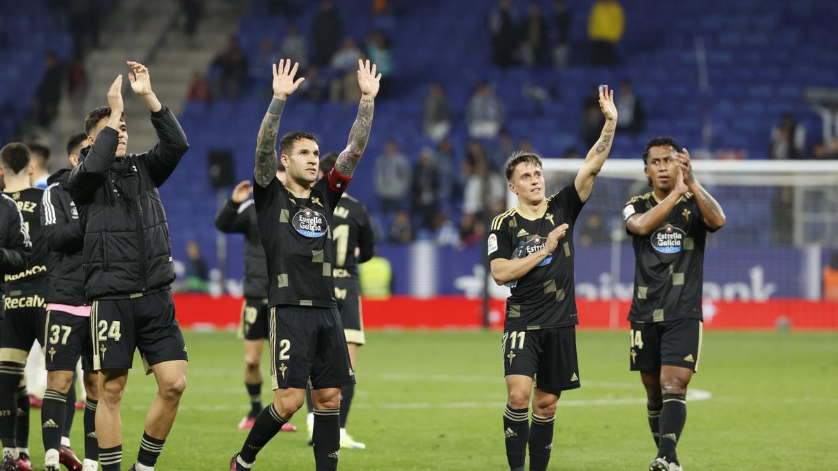 Los jugadores del Celta saludan a su afición tras el partido.