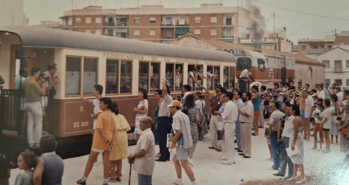 Otros tiempos: la banda de música recibe al histórico Limón Exprés
