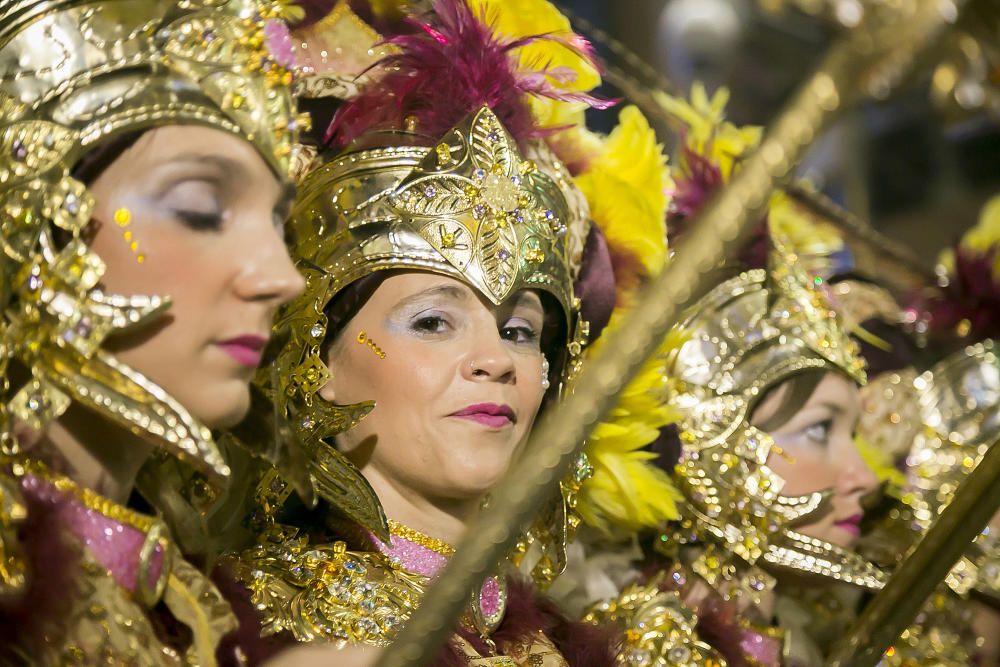 Distintos momentos de la Entrada mora que las tropas de la media luna protagonizaron ayer por las calles de Callosa d´en Sarrià.