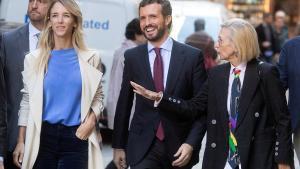 Rosa Díez (derecha) con el candidato del PP, Pablo Casado, y la número uno por Barcelona, Cayetana Álvarez de Toledo, este 6 de noviembre.