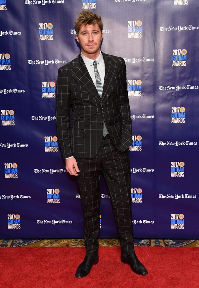 El actor Garrett Hedlund con traje de cuadros