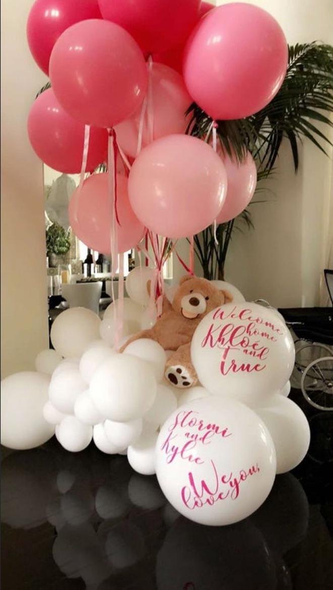 Globos y ositos, la bienvenida de Khloé Kardashian de parte de Stormi y Kylie Jenner