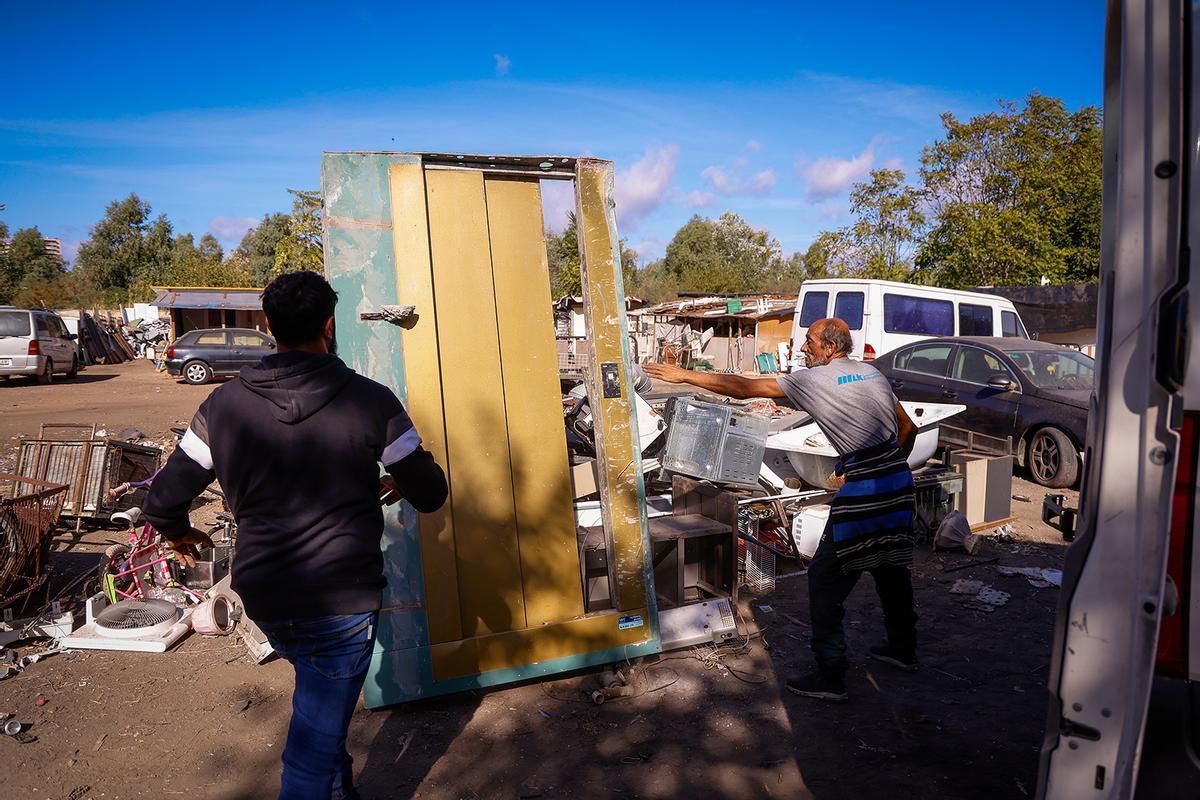 El Ayuntamiento de Córdoba adecenta cinco campamentos rumanos