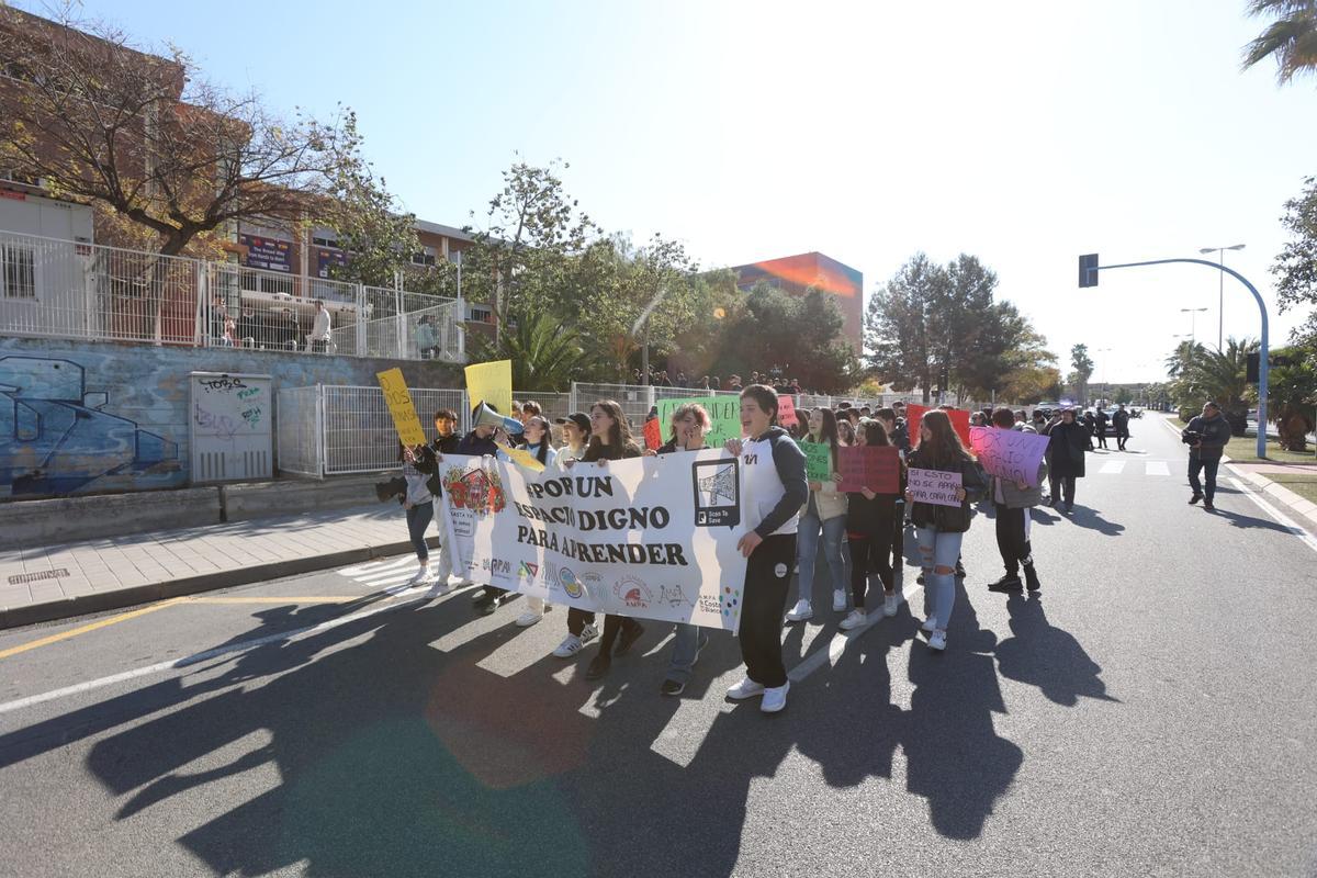 Los estudiantes en hueolga a la salida del IES Cabo de la Huerta