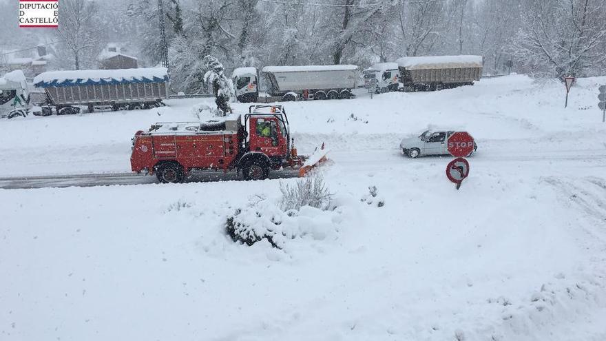 Más de 20 vehículos atrapados en Castellón por el medio metro de nieve