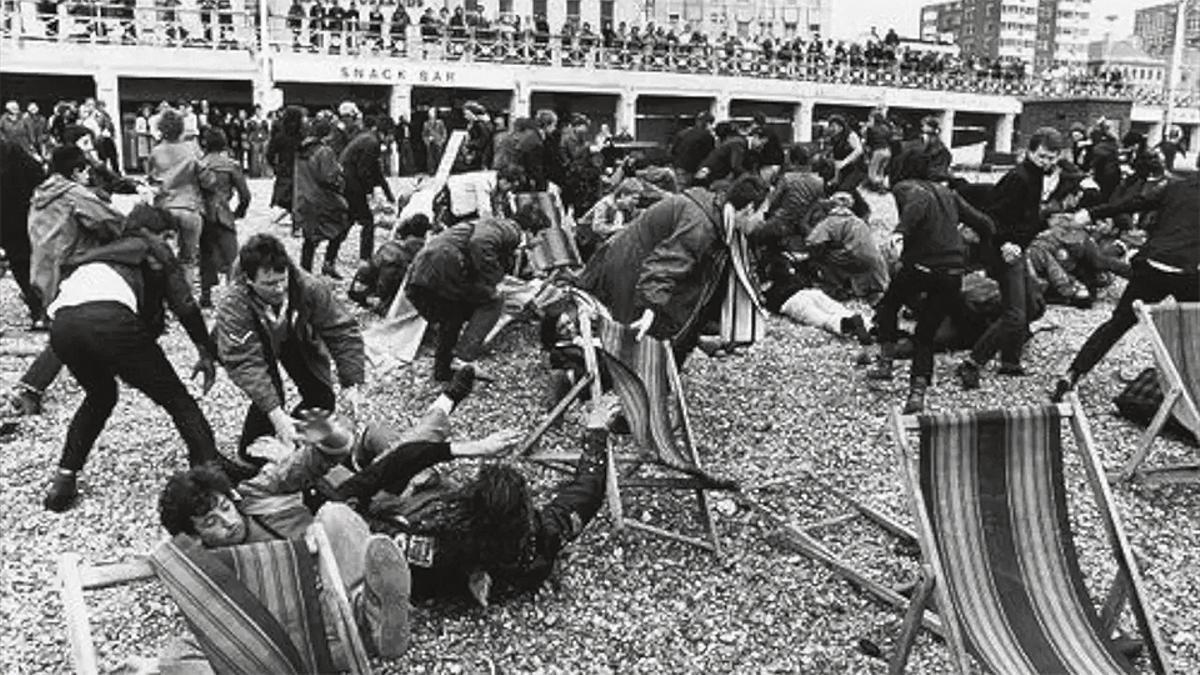 Foto de archivo de la pelea entre mods y rockers en Brighton, 1964.