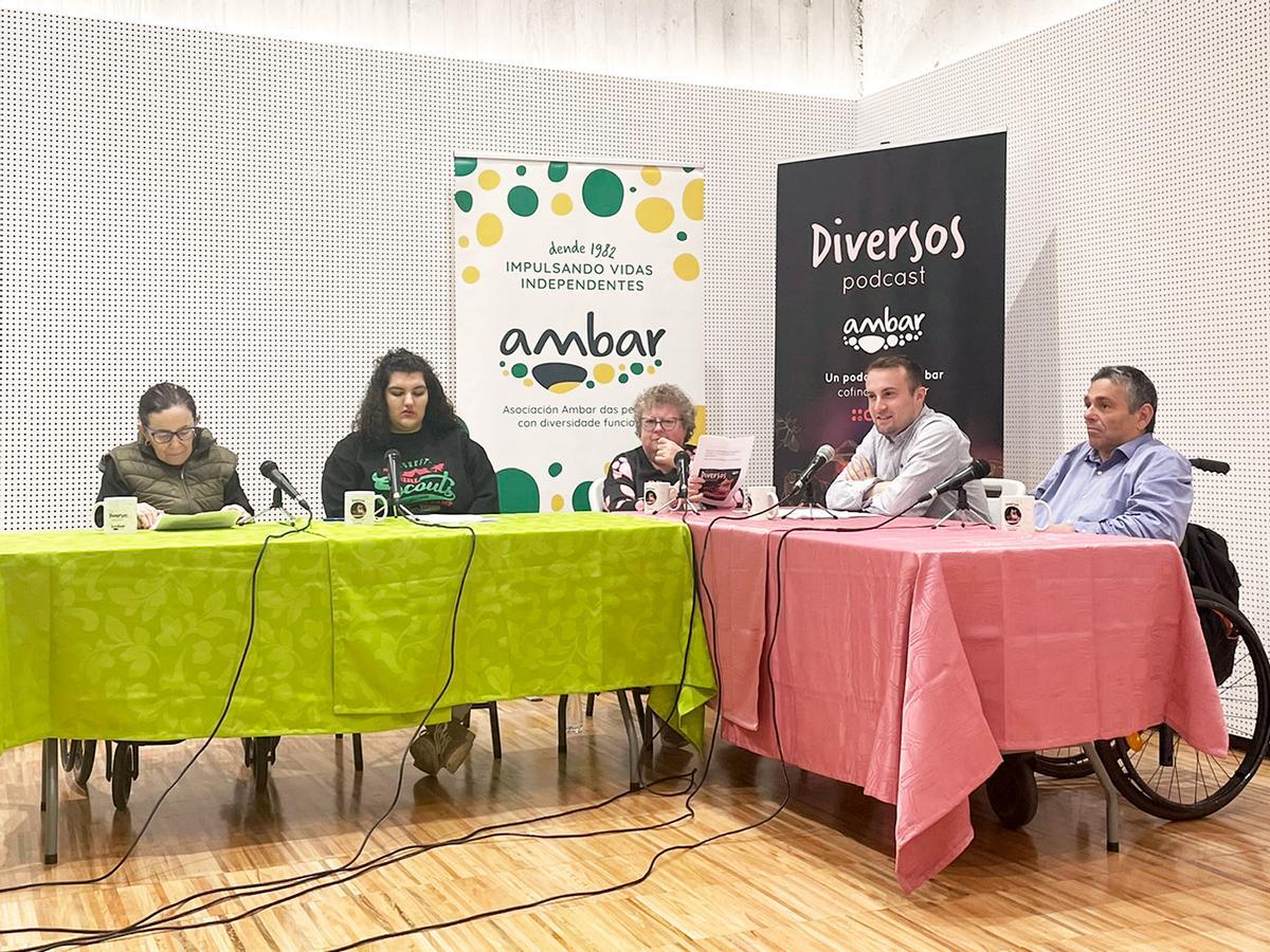 Angy Vane Sonia Raúl e Fran, na gravación de "Diversos podcast", da Asociación Ámbar.