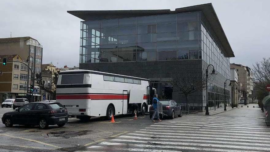 Los trabajadores fueron sometidos a reconocimiento médico en un autobús habilitado al efecto. // G.Núñez