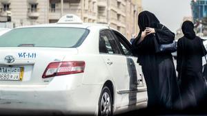 Una mujer saudí se prepara para subir a un taxi en una calle principal de la ciudad costera de Yeda, el 27 de septiembre.