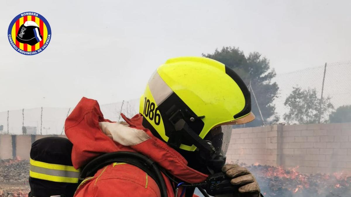 Incendio en una fábrica de palets de Aldaia