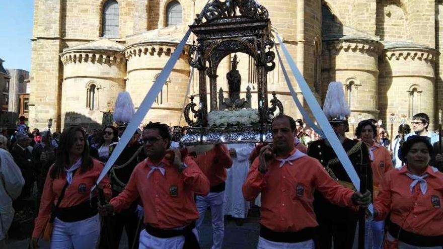 Peñistas llevan a hombros a la Virgen de la Vega.