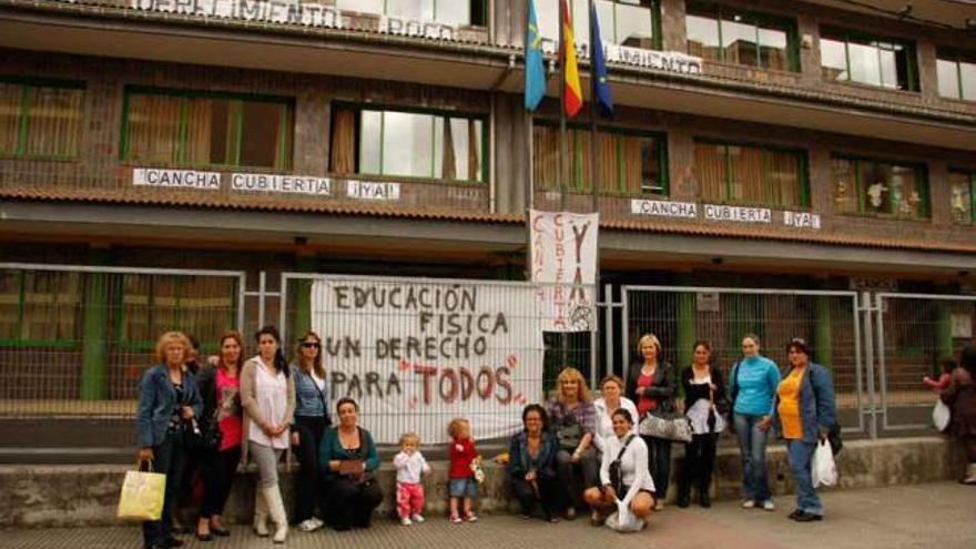 La AMPA de El Coto ya ha recabado 4.300 firmas para cubrir  la cancha del colegio