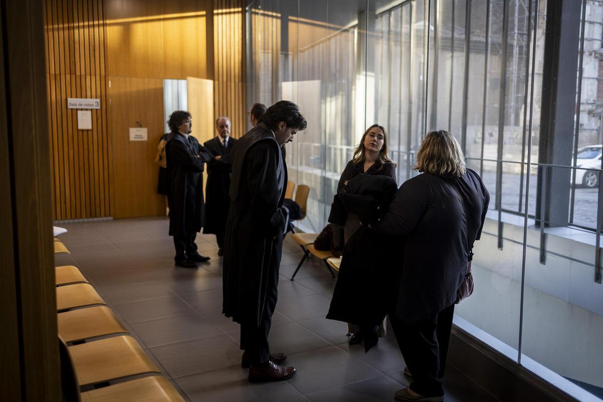 Los abogados de las cinco partes personadas en el procedimiento, este lunes, en los pasillos de la Audiencia Provincial de Zaragoza.