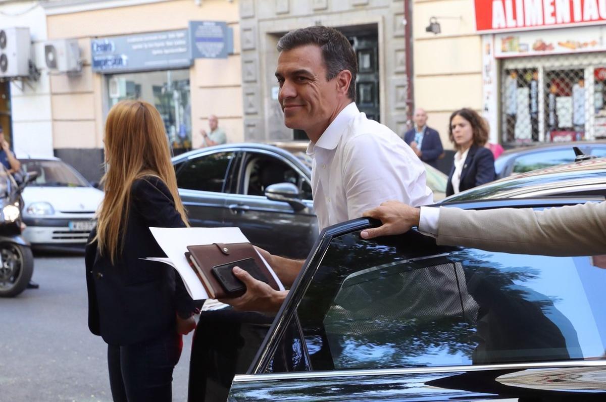 GRAF1554  MADRID  01 08 2019 - El Presidente del Gobierno en funciones  Pedro Sanchez  a su llegada a la reunion de este jueves con asociaciones de Digitalizacion y Ciencia  A la reunion tambien han acudido el ministro de Ciencia  Innovacion y Universidades en funciones  Pedro Duque  asi como el secretario de Emprendimiento  Ciencia e Innovacion del PSOE y secretario de Estado para el Avance Digital en funciones  Francisco Polo  EFE  Kiko Huesca