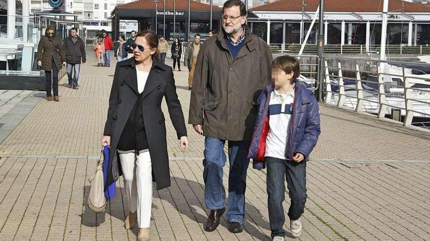 Rajoy, su esposa Elvira y su hijo Juan, durante un paseo en Sanxenxo en las navidades del año pasado.