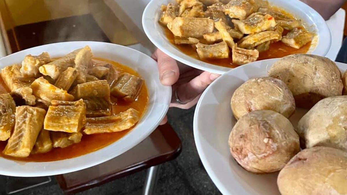 Plato de tollos en salsa con papas arrugadas en El Pole.