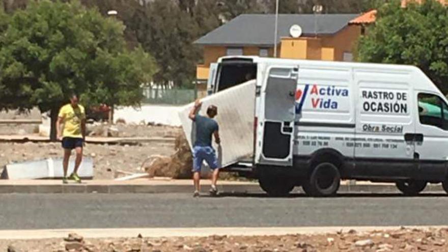 Los miembros de la Obra Social Activa Vida tiran los residuos.