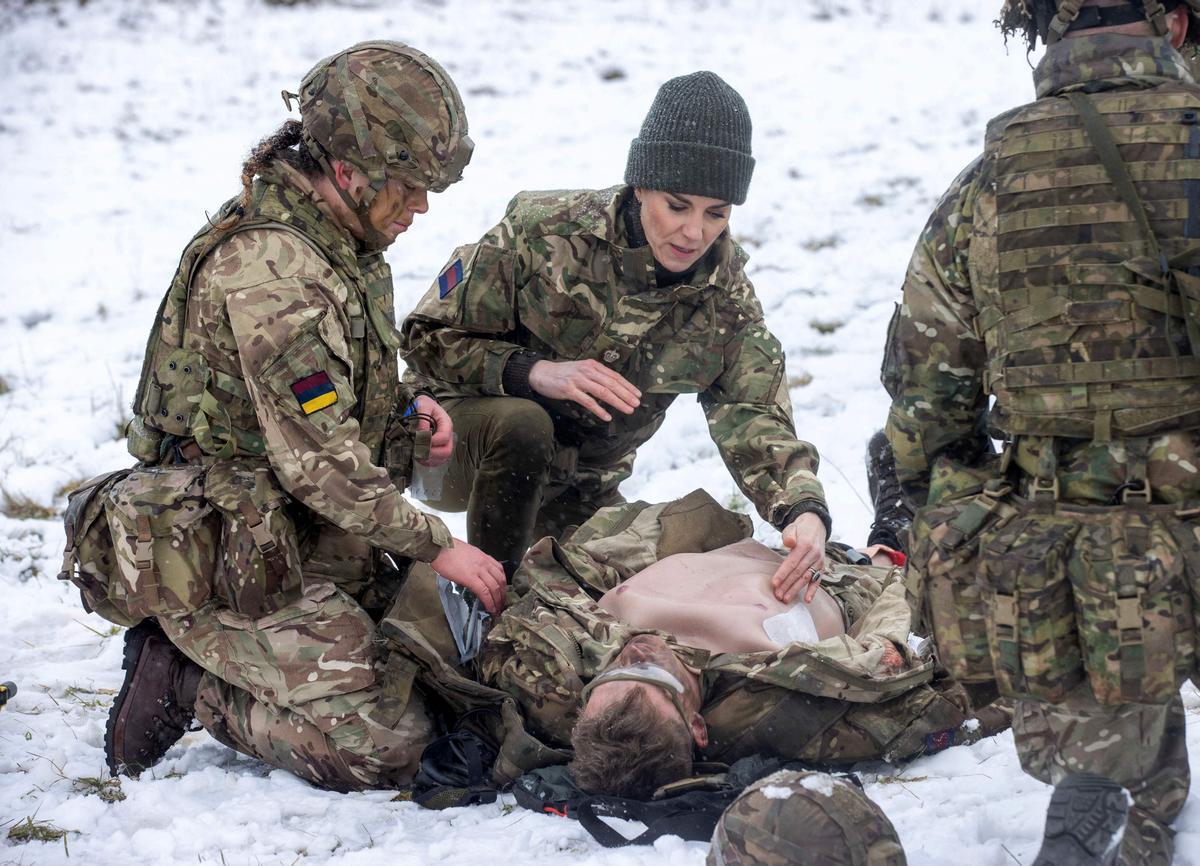 La Princesa de Gales, Catalina practica simulacros de soldados heridos durante su visita al 1er Batallón de Guardias Irlandeses en un ejercicio de entrenamiento cerca de Salisbury, sur de Inglaterra, el 8 de marzo de 2023