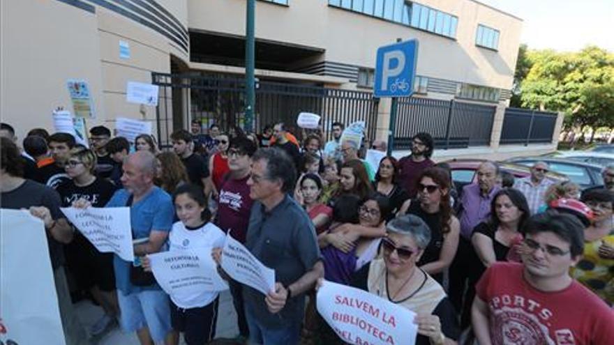 Concentración para &quot;salvar&quot; la biblioteca de Rafalafena