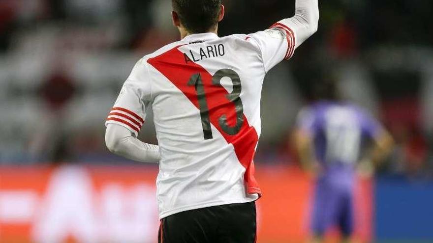 Alario celebra el tanto que anotó en el partido de ayer.