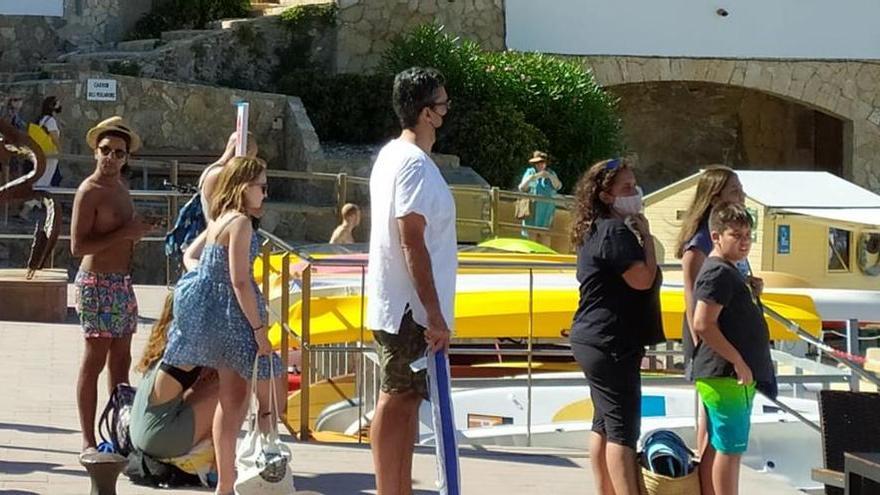 Un grup de persones fa cua per accedir a cala Sa Tuna, a Begur, dilluns