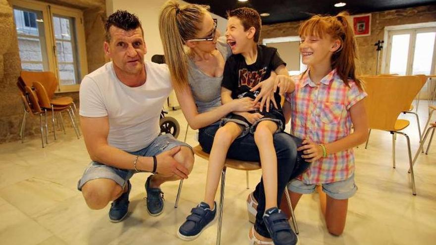 El niño Alex Guntín con sus padres, Aitor Guntín y Vanessa Álvarez, y su hermana Alma, ayer.