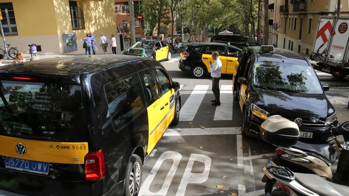 Colapso de taxis en la Rambla de Mercedes