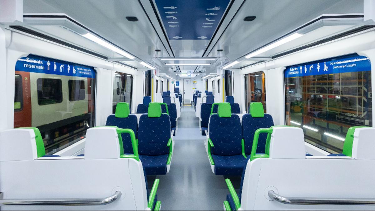 Interior del primer tren renovado de la serie 112 de FGC