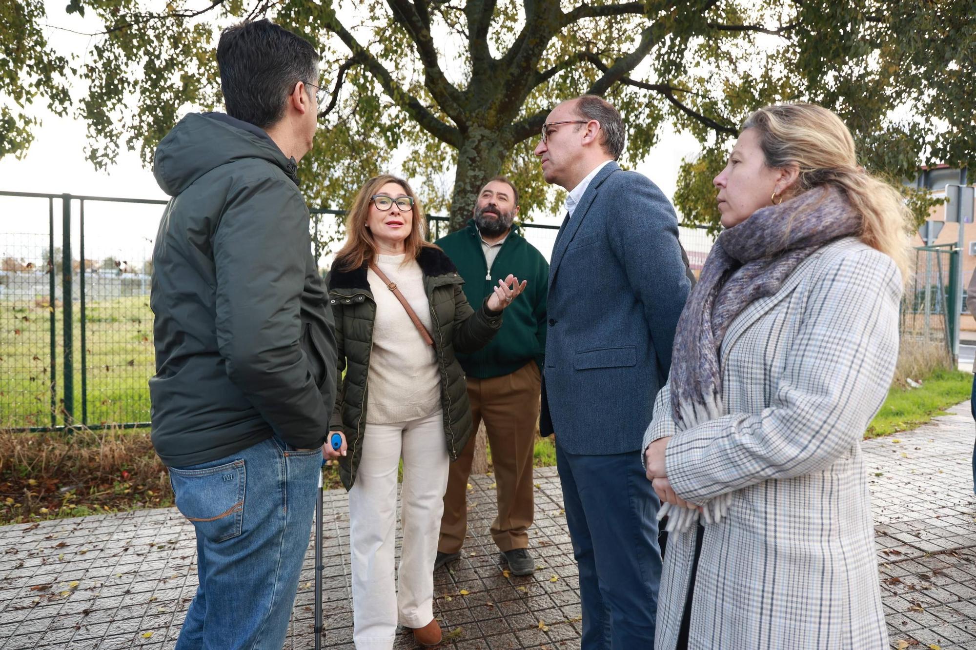 Visita de las autoridades municipales al barrio de Mejostilla.