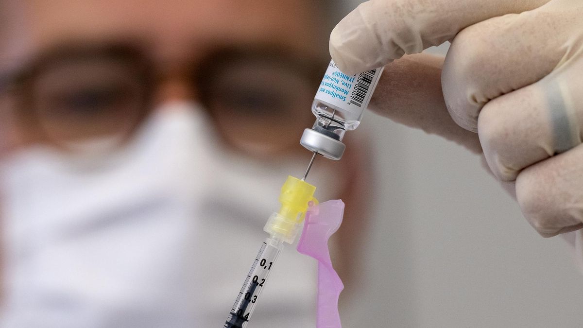 Un sanitario prepara una dosis de la vacuna contra la viruela del mono