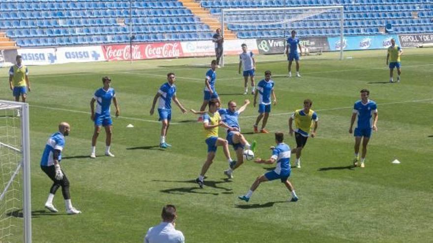 Imagen del entrenamiento de ayer del Hércules sobre el césped del Rico Pérez.