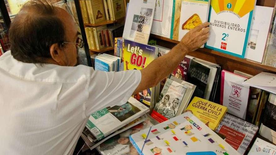 Luis González colocando libros de texto para la &quot;vuelta al cole&quot;.