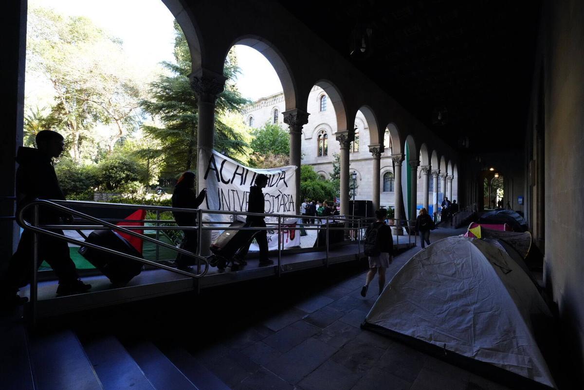 Acampada en apoyo a Palestina en la UB del Raval