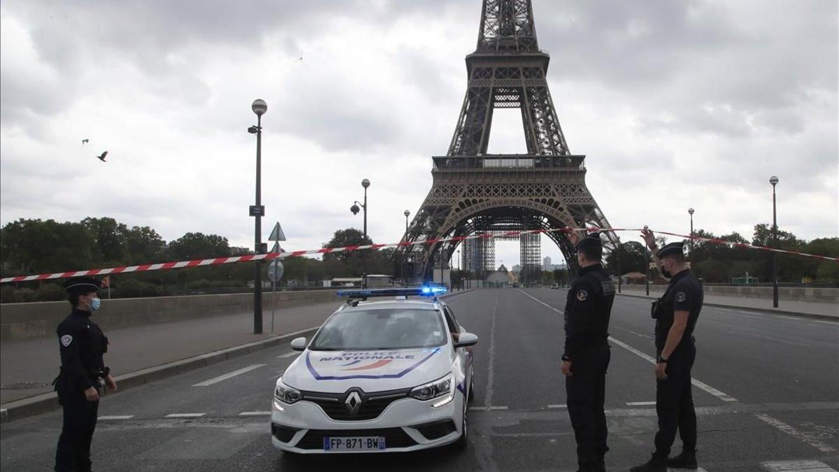 La policía controla las inmediaciones de la Torre Eiffel, desalojada por una aviso de bomba.