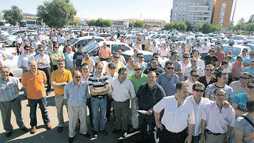 Los taxis relevan a los camiones en la protesta por el gasóleo