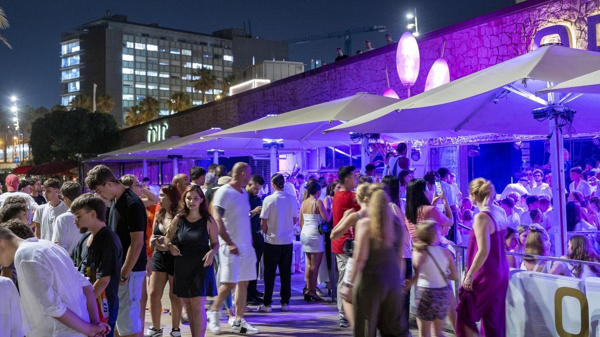 Paseantes junto a los restaurantes y bares de la zona de ocio nocturno alrededor del hotel Arts en el paseo marítimo de Barcelona