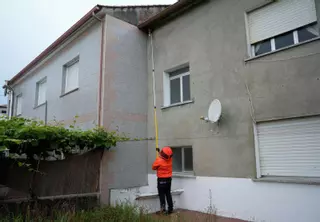 La primavera cálida propicia un repunte de nidos de velutina en O Salnés