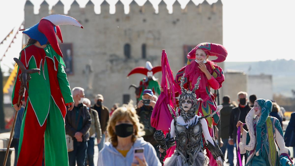 Un pasacalles multicolor inaugura el Mercado Renacentista de Córdoba