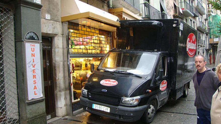 Rambla Un camió s&#039;encasta contra la marquesina d&#039;un comerç