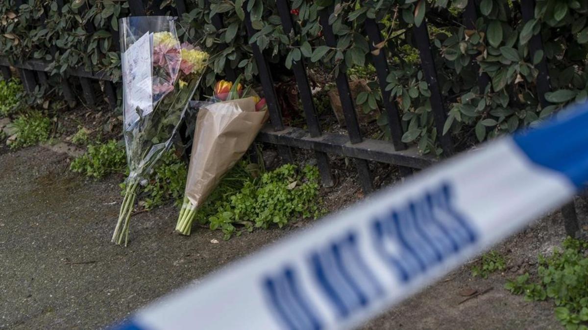 Flores en el barrio de Leyton donde murió asesinado David Martínez.