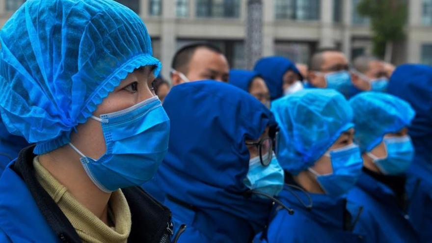 Miembros de un centro médico de Wuhan.