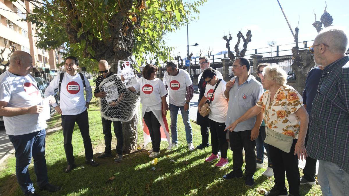 Miembros de la plataforma Cierran mi Barrio, este jueves en la calle Industria de Murcia