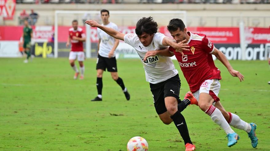 Dani Vega intenta marcharse en el partido de este domingo entre el Real Murcia y el Real Unión