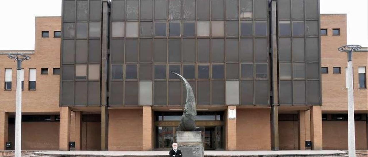 José Antonio Madiedo, ante la Escuela de la Marina Civil.