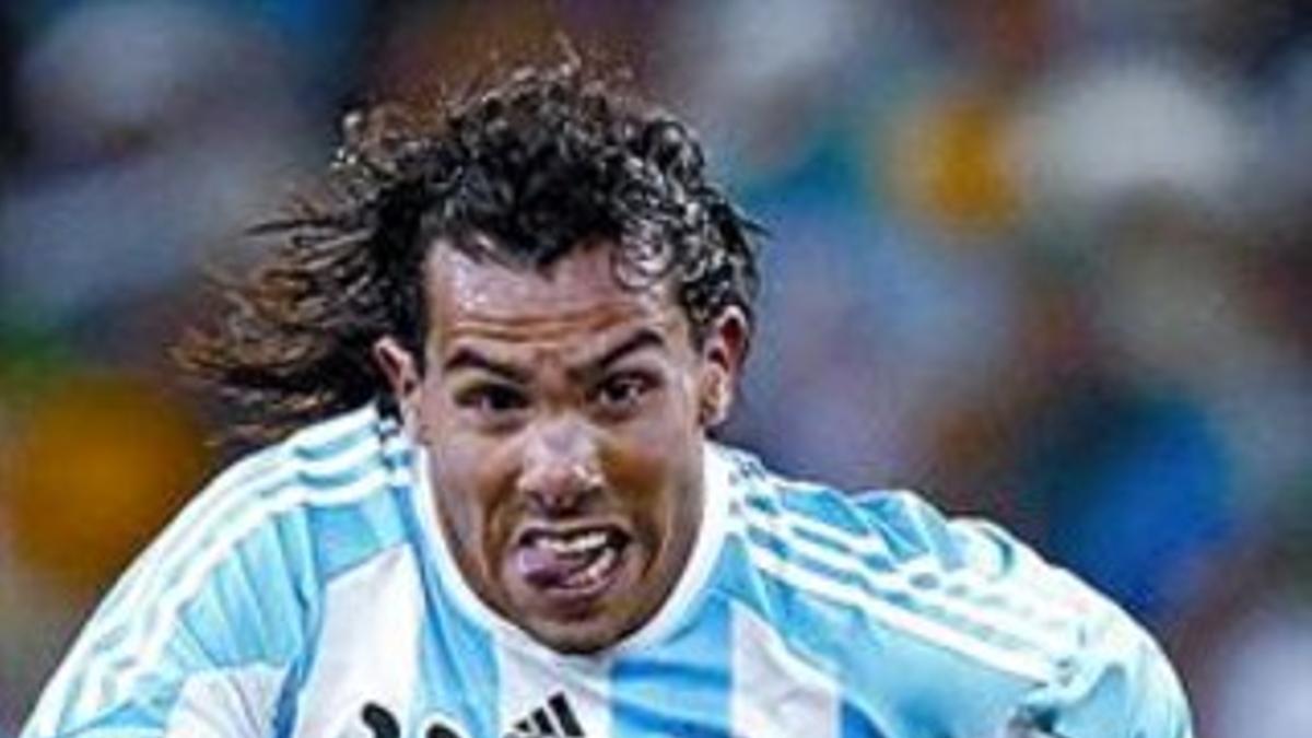 Dos mundos 8Carlos Tévez (izquierda), con la selección argentina, y Juan Alberto Martínez, en el juicio.