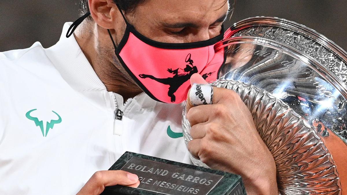 Nadal besa emocionado su 13ª Copa de los Mosqueteros tras superar a Dkjokovic en tres sets.